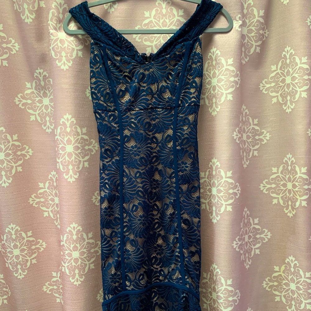 Lulu E Bebe Lace off the shoulder dress
